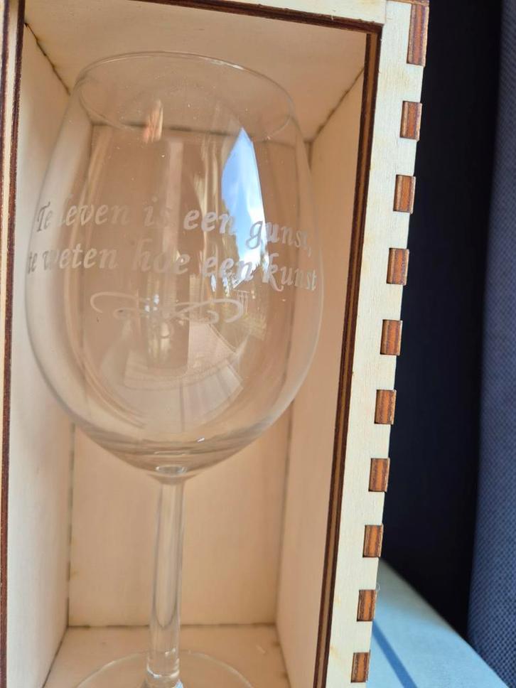 Gegraveerd Wijnglas - 'Te leven is een gunst', Antiek en Kunst, Antiek | Glas en Kristal, Ophalen