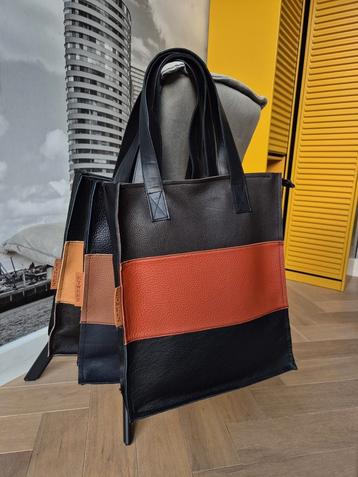 Leren schoudertassen Etweez beschikbaar voor biedingen