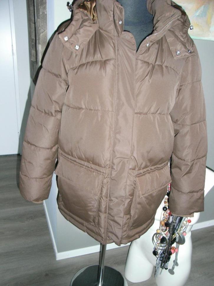 Bruine halflange winterjas afneemb capuchon mt 38/40, NIEUW, Kleding | Dames, Jassen | Winter, Zo goed als nieuw, Maat 38/40 (M)