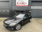 Bmw 5-serie Touring 525d High Executive AUTOMAAT/PANO/STOELV, Auto's, Te koop, Zilver of Grijs, 5 stoelen, Xenon verlichting