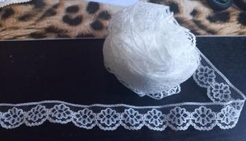 Creme bloemetjes kant, per meter beschikbaar voor biedingen