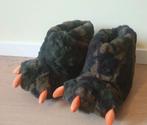 Sloffen maat 32/33, groene dinovoeten met oranje nagels., Jongen of Meisje, Overige typen, Ophalen of Verzenden, Zo goed als nieuw