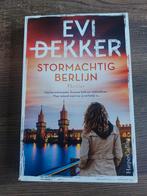 Stormachtig Berlijn Evi Dekker, Boeken, Thrillers, Gelezen, Ophalen of Verzenden