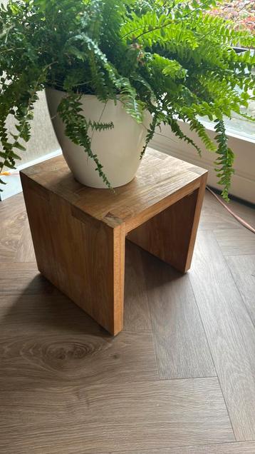 Houten bijzettafeltje beschikbaar voor biedingen
