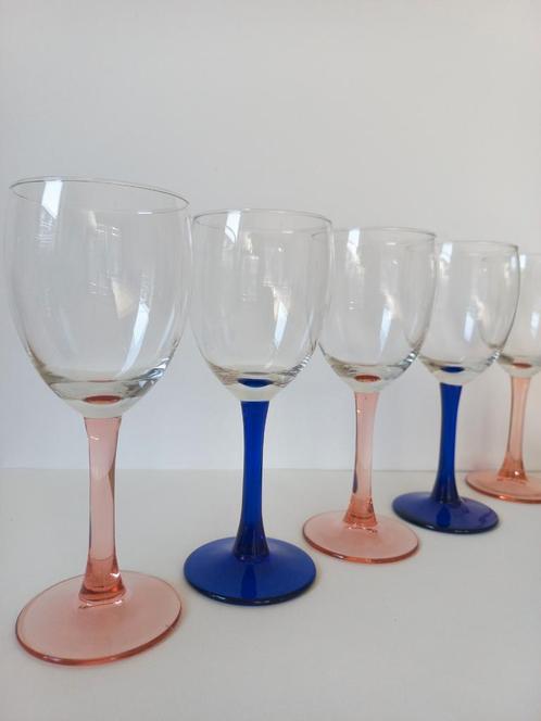 Vintage wijnglazen met blauwe en roze voet, set van 7, Verzamelen, Glas en Borrelglaasjes, Zo goed als nieuw, Overige typen, Ophalen of Verzenden