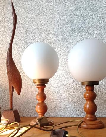 2 vintage tafellampjes met een mat wit glazen Space Age bol beschikbaar voor biedingen