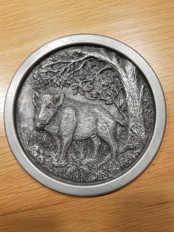 wand decoratie met afbeelding van een wild zwijn, tin beschikbaar voor biedingen