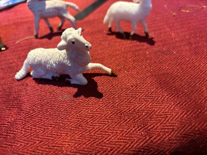 Kerststal Set van 4 schaapjes en hond - Kunststof figuren, Diversen, Kerst, Nieuw, Ophalen of Verzenden