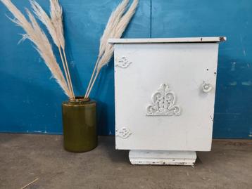 vintage brocante nachtkastje krijtverf opknapper  beschikbaar voor biedingen
