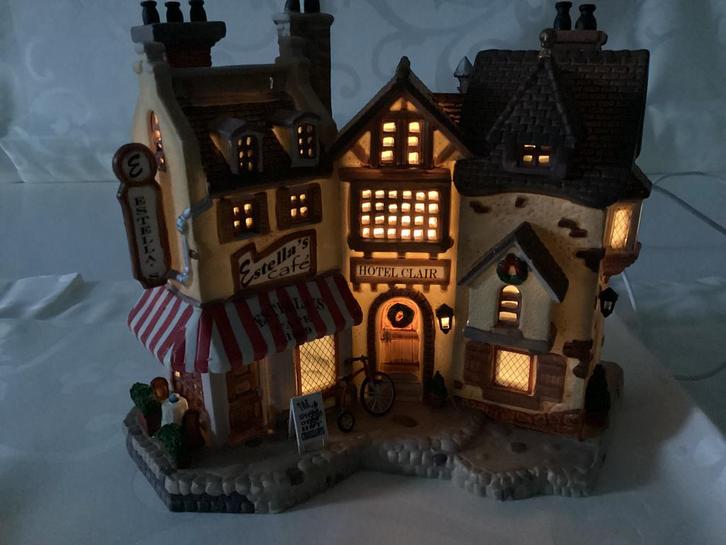 Lemax Estella’s Café & Hotel Clair kersthuisjes, Diversen, Kerst, Zo goed als nieuw, Ophalen of Verzenden