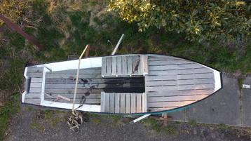 Boot grachtenboot sloep beschikbaar voor biedingen