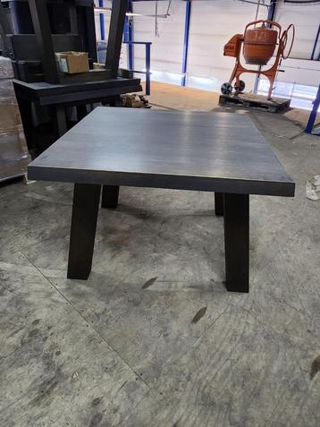 Tafel massief vierkant beschikbaar voor biedingen