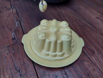 uit oma's kast nostalgische gele puddingvorm met onderbord beschikbaar voor biedingen