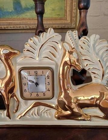 Franse Brocante Barbotine Klok met Herten hertjes  beschikbaar voor biedingen