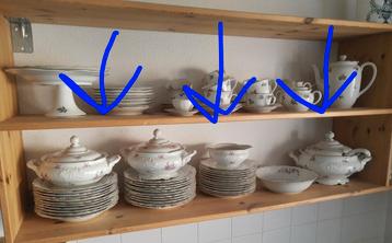 Prachtig vintage servies met paars roze blauwe bloemen+goud beschikbaar voor biedingen