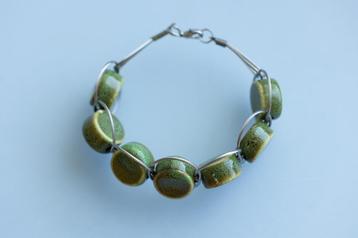 aparte armband met groene geglazuurde keramiek kralen beschikbaar voor biedingen