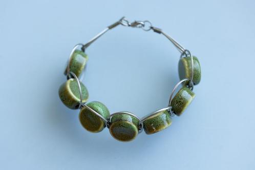aparte armband met groene geglazuurde keramiek kralen, Sieraden, Tassen en Uiterlijk, Armbanden, Zo goed als nieuw, Overige materialen
