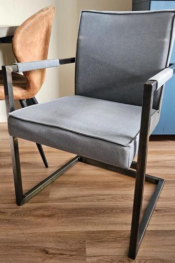 Eetkamerstoelen beschikbaar voor biedingen