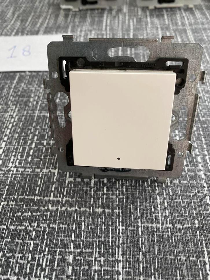 Niko schakelmateriaal uit nieuwbouwwoning, Doe-het-zelf en Verbouw, Elektra en Kabels, Nieuw, Schakelaar, Ophalen of Verzenden