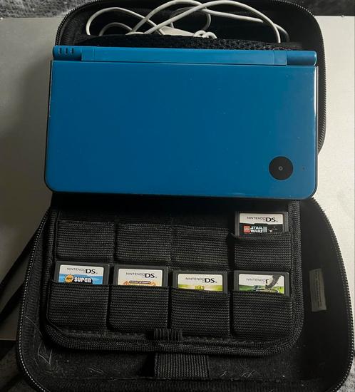 Nintendo DSI XL + 5 Games, Spelcomputers en Games, Spelcomputers | Nintendo DS, Zo goed als nieuw, Dsi XL, Blauw, Met games, Met beschermhoes of tas