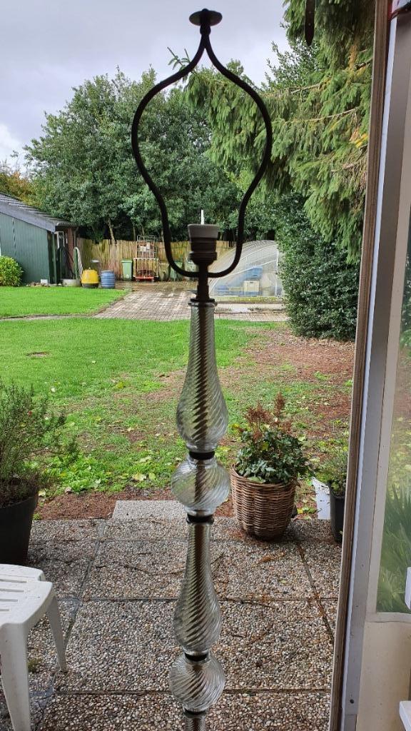 Staande Schemerlamp van glas en smeedijzer, uit 1938., Huis en Inrichting, Lampen | Vloerlampen, Zo goed als nieuw, 150 tot 200 cm
