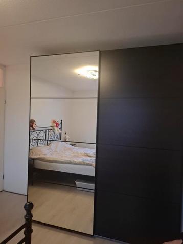 Grote Paxkast met Schuifdeuren (236x200x66) beschikbaar voor biedingen