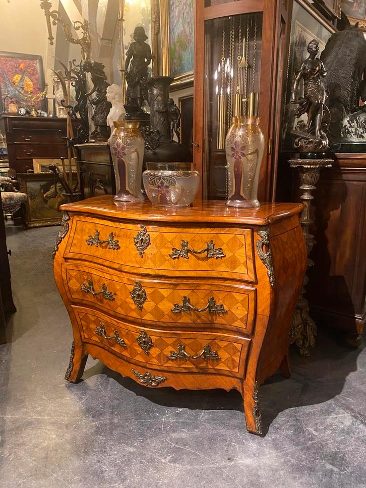 Satijnhout gebombeerde commode, Frankrijk Lodewijk XV-stijl., Antiek en Kunst, Antiek | Meubels | Kasten, Ophalen