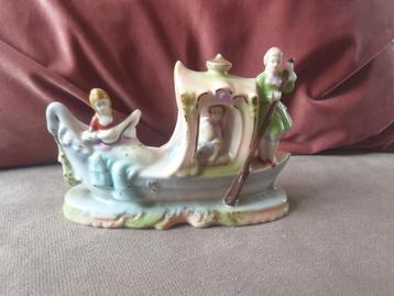 Vintage porseleinen beeldje van een gondel met 3 personen.  beschikbaar voor biedingen