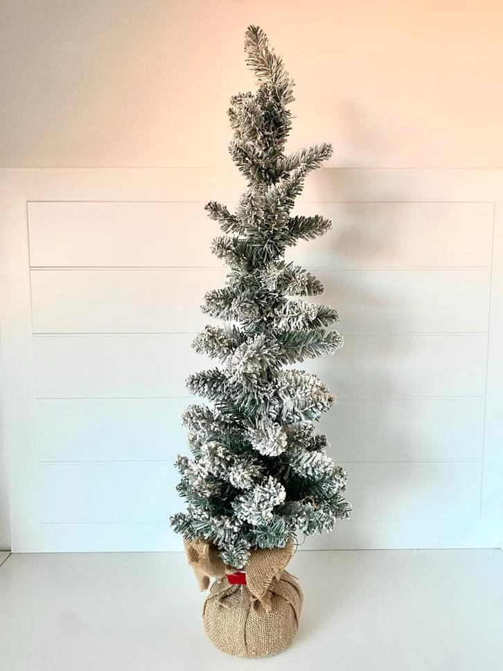 Kunst sneeuw besneeuwde kerstboom met jute zak, Diversen, Kerst, Ophalen of Verzenden