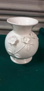vaas wit met bloemen, Huis en Inrichting, Woonaccessoires | Vazen, Ophalen of Verzenden