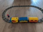 Duplo treinrails met locomotief, machinist en 2 wagons, Ophalen of Verzenden, Zo goed als nieuw, Duplo