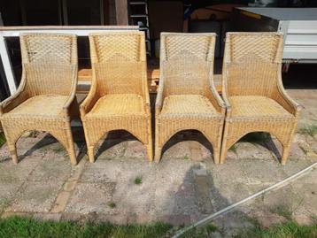 GRATIS ---- 4 rieten stoelen--- GRATIS beschikbaar voor biedingen