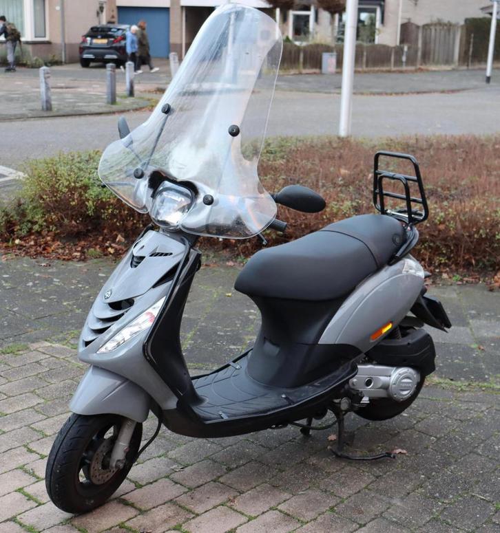 Scooter Piaggio Zip, Fietsen en Brommers, Scooters | Piaggio, Zo goed als nieuw, Zip, Maximaal 45 km/u, Benzine, Ophalen