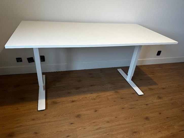 Sta/zit bureau IKEA Trotten wit - uitstekende staat, Huis en Inrichting, Bureaus, Zo goed als nieuw, Stabureau, In hoogte verstelbaar