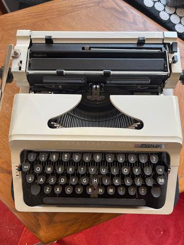 Vintage Erika Typemachine met Koffer - Werkend en Decoratief beschikbaar voor biedingen
