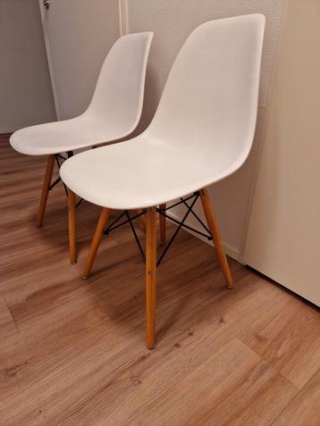 Twee witte design stoelen beschikbaar voor biedingen
