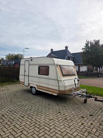 Nette Dethleffs caravan met luifel. beschikbaar voor biedingen