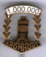 Kromhout wit email op koper vrachtwagen speldje ( E_016 ), Verzamelen, Speldjes, Pins en Buttons, Verzenden, Zo goed als nieuw
