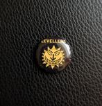 Levellers - 25 mm button/speld/pin - Zwart/Geel, Ophalen of Verzenden, Nieuw