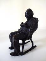 Bronzen beeldje zittende figuur schommelstoel boek 6299-b, Antiek en Kunst, Antiek | Koper en Brons, Ophalen of Verzenden, Brons