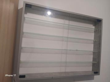 Glazen kast beschikbaar voor biedingen
