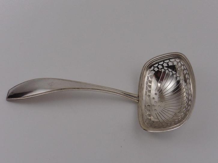 Zilveren strooilepel                                    Z214, Antiek en Kunst, Antiek | Goud en Zilver, Zilver, Ophalen of Verzenden