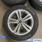 VW Tiguan Pirelli Sottozero 210 serie 2 235/55/R18 104H, Auto-onderdelen, Banden en Velgen, 18 inch, Gebruikt, Banden en Velgen