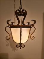 Antieke Smeedijzeren Hanglamp met Opaalglas, Huis en Inrichting, Lampen | Hanglampen, Gebruikt, Vintage, Ophalen of Verzenden