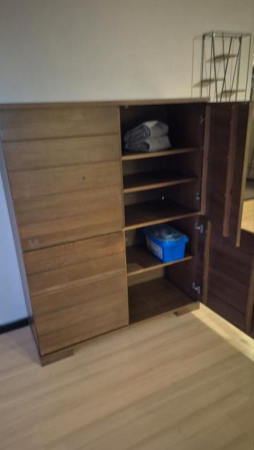 Mooie kast met 4 deurtjes en planken 
