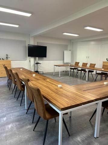 2 prachtige tafels voor bedrijf of prive per stuk beschikbaar voor biedingen