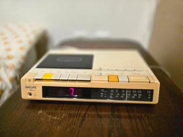 Vintage Philips  D 3702 radiowekker met cassette  beschikbaar voor biedingen