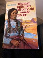 Begraaf mijn hart bij de bocht van de rivier - Dee Brown., Boeken, Ophalen of Verzenden, Gelezen, Amerika