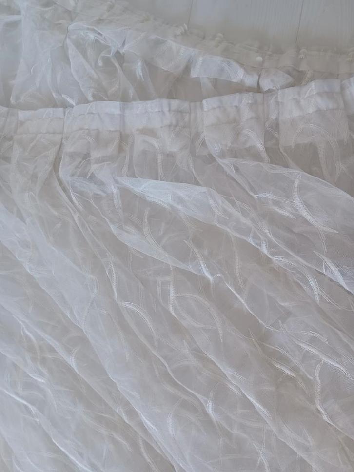 Als nieuw 2x vitrage kant en klare gordijnen, Huis en Inrichting, Stoffering | Gordijnen en Lamellen, Zo goed als nieuw, 200 cm of meer