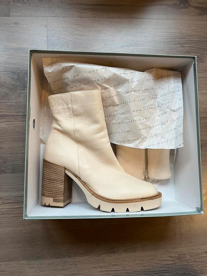 Manfield leren enkellaarzen - Off-white, Kleding | Dames, Schoenen, Zo goed als nieuw, Lage of Enkellaarzen, Wit, Ophalen of Verzenden